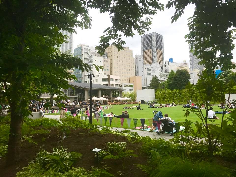 池袋の緑のオアシス「南池袋公園」は駅近で朝から夜まで様々な楽しみ方 